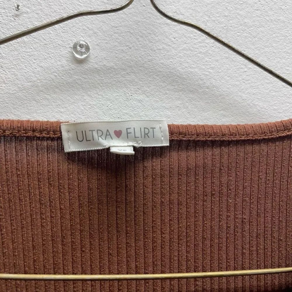 Ultra Flirt - String Top V-Neck - Picture 4 of 4